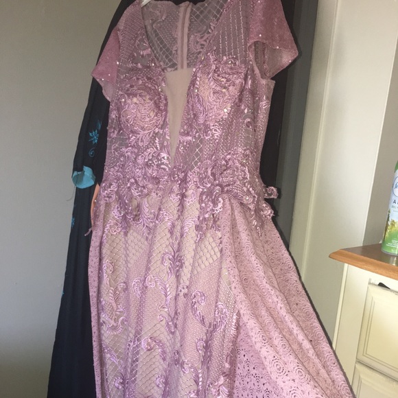 Mauve Gown with a train. Beautiful Gown - Picture 8 of 8